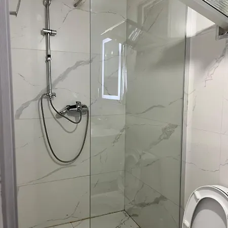 Breeze Hostal Gjokaj